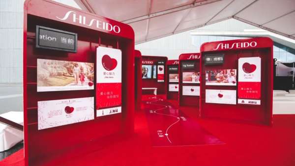 資生堂愛心接力快閃活動策劃了愛心巴士，公益巡游用美為愛接力