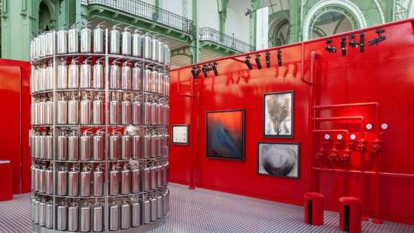 “著火”主題展覽活動策劃了一場全新的視覺體驗，滅火器很搶鏡