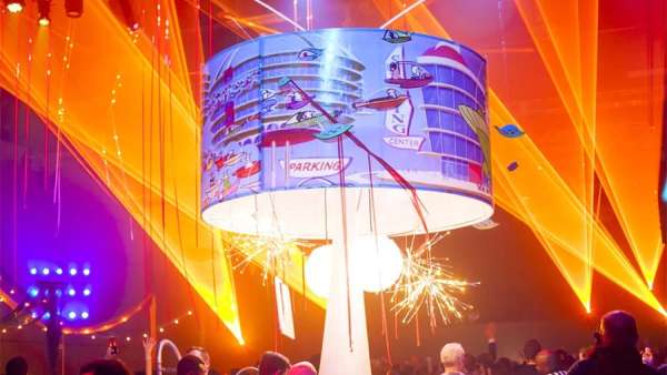 Peak6周年慶典活動(dòng)策劃的電視劇布景設(shè)計(jì)燃炸了整個(gè)直升機(jī)機(jī)庫(kù)