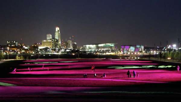 5英畝大草坪的燈光秀展覽活動(dòng)瞬息萬變，震撼