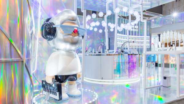 蘭蔻聯(lián)名潮玩IP開啟快閃展覽活動，策劃人生極光炫彩時刻