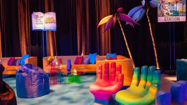 書籍主題的周年活動策劃現(xiàn)場，50英尺的“焦點(diǎn)樹”太吸睛了