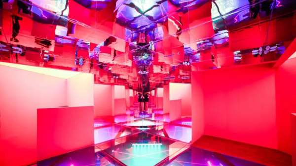 曼陀羅之丘快閃式主題展覽活動(dòng)裝置，懸浮于都市的理想城