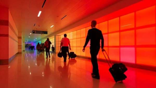 這個藝術展覽活動裝置把航站樓走道轉變?yōu)槌两降纳屎凸舛润w驗