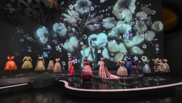 法國(guó)Dior70周年巡回展覽活動(dòng)策劃帶來(lái)了史上250件精美作品