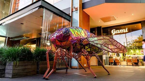 聽說這個購物中心混進了幾只閃閃發(fā)光的巨型昆蟲，瞧瞧去！