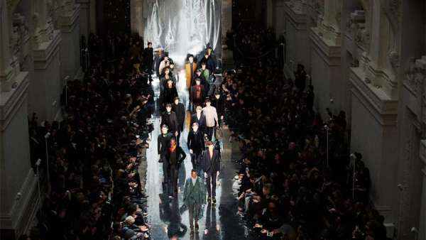 服飾奢侈品牌發(fā)布會(huì)活動(dòng)策劃的透明氣球帶著鞋子準(zhǔn)備起飛