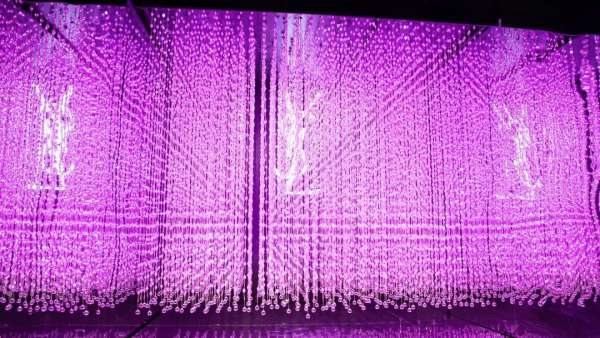 YSL成都快閃店活動(dòng)策劃的bling bling打卡區(qū)，凹造型瘋狂拍起來(lái)