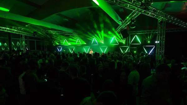 AMG圣誕派對活動策劃仿佛漂浮在激光的天空中，好看