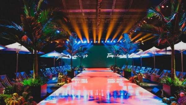 這場(chǎng)夏威夷海邊風(fēng)情時(shí)裝發(fā)布會(huì)活動(dòng)策劃的配色和場(chǎng)景酷極了