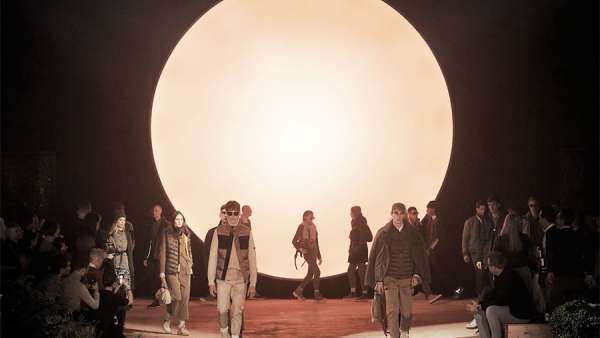 2020的這場時裝秋冬發(fā)布會活動策劃的那枚咸蛋黃很搶眼