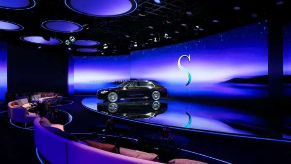 奔馳S級全球品鑒會活動策劃的舞美有一種柔和的美