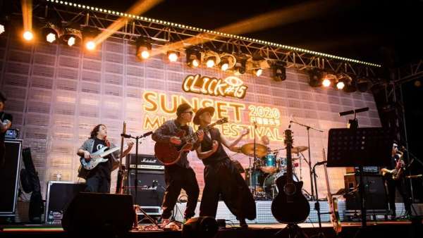 阿那亞日落音樂(lè)節(jié)活動(dòng)策劃了一場(chǎng)海邊音樂(lè)盛宴，歡樂(lè)至極