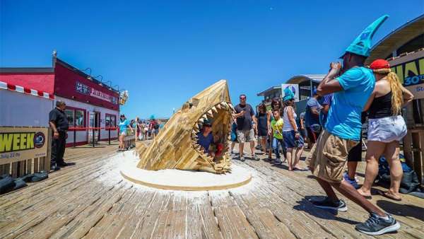 探索頻道「鯊魚周」30周年的推廣活動策劃了一場鯊魚藝術裝置