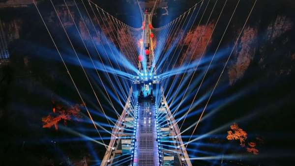 這場玻璃橋「云天渡」上的天衣華裳國風(fēng)大秀活動策劃震驚眼球