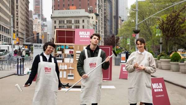 無(wú)印良品在紐約熨斗廣場(chǎng)策劃的移動(dòng)清潔亭快閃店活動(dòng)蠻有趣的