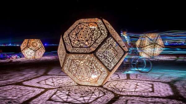 看這個展覽活動策劃的藝術(shù)裝置The Walk of Wonders，互動體驗超強