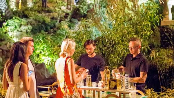 這場(chǎng)夏至派對(duì)活動(dòng)策劃被布景設(shè)計(jì)師造成了一個(gè)魔幻世界，酷