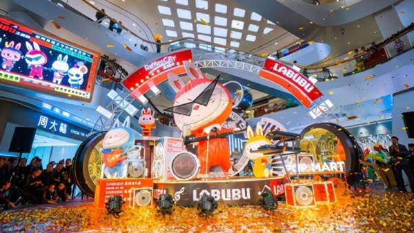 看！一群LABUBU的音樂潮人在這個圣誕主題展覽活動上載歌載舞