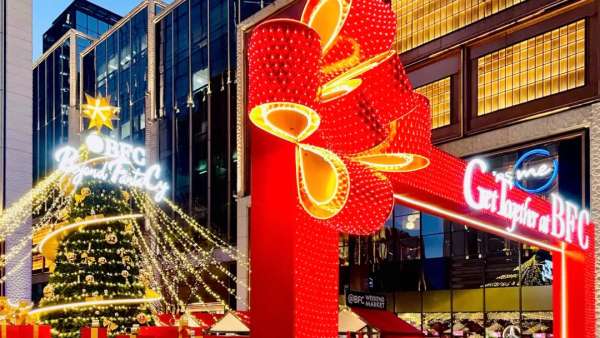 圣誕新年亮燈活動策劃的16人同坐旋轉(zhuǎn)木馬和文創(chuàng)市集超暖心