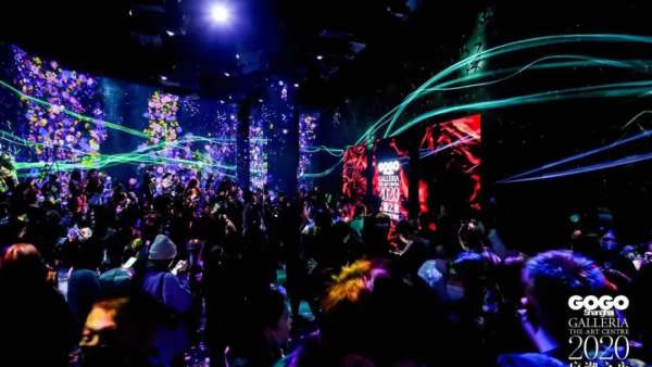 這場2020年度的盛典活動(dòng)策劃現(xiàn)場以數(shù)碼藝術(shù)重新解構(gòu)時(shí)尚