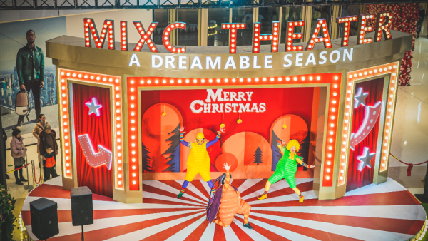 愛樂圣誕季活動策劃的圣誕樹居然懸浮在空中，仿佛誤入天空之城