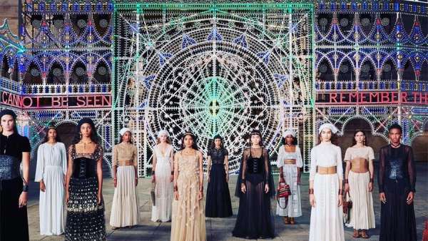 迪奧這場(chǎng)令人眼花繚亂的無(wú)觀眾時(shí)裝發(fā)布會(huì)活動(dòng)策劃直戳人心