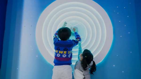 羅賓森廣場今年的圣誕節(jié)主題展覽活動策劃已牽手太空，去遨游吧