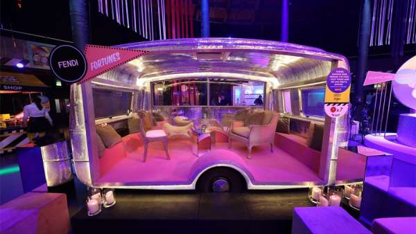 「精彩慈善樂園」派對活動策劃了一個(gè)活力的游樂場，還有旋轉(zhuǎn)木馬