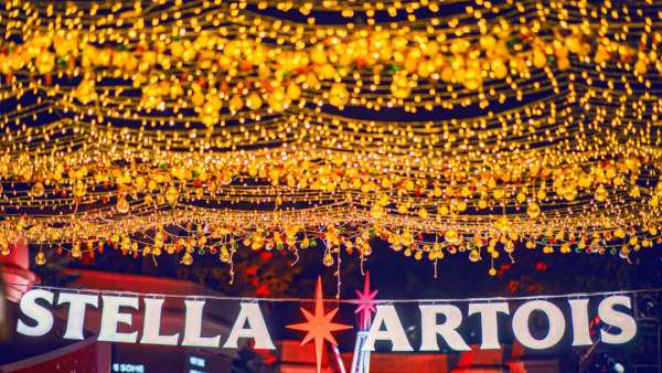 比利時知名啤酒圣誕活動策劃了一個雪白的童話小鎮(zhèn)，甚是夢幻