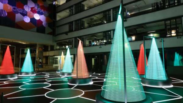 一米距離的圣誕主題活動(dòng)策劃裝置既有愛(ài)又夢(mèng)幻流光，真美