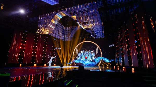 首檔互動創(chuàng)演活動策劃的國風舞美設計是少年們意氣風發(fā)的縮影