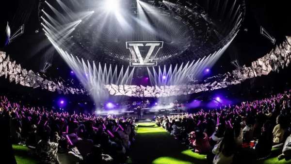 WE·LIVE生日演唱會活動(dòng)策劃的科幻風(fēng)舞美，是星海的沖動(dòng)之門