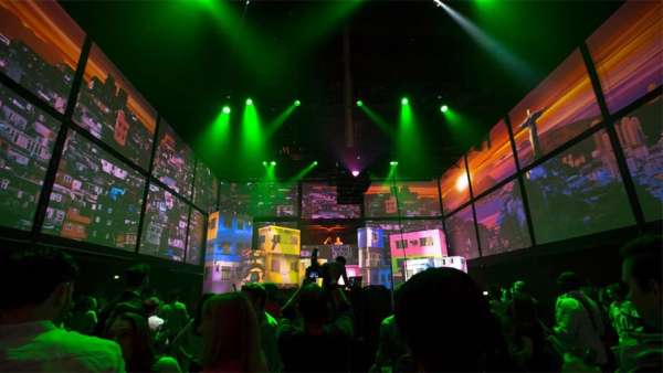 喜力啤酒發(fā)布會活動策劃現(xiàn)場偽裝成機(jī)場，投影視頻映射效果很震撼