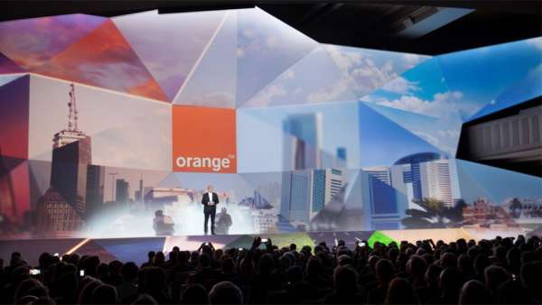 「橙色，你好」年度活動(dòng)車(chē)的立體舞臺(tái)背景設(shè)計(jì)太生動(dòng)了