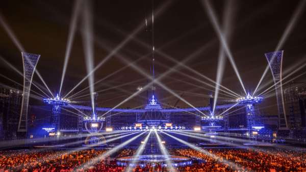 湖南衛(wèi)視今年的跨年演唱會(huì)活動(dòng)策劃的「未來(lái)城」舞美太震撼了