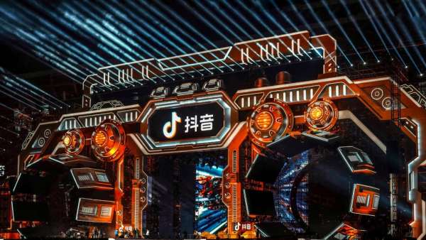 浙江衛(wèi)視跨年晚會活動策劃了一座充滿情懷的巨型錄音機，朋克！