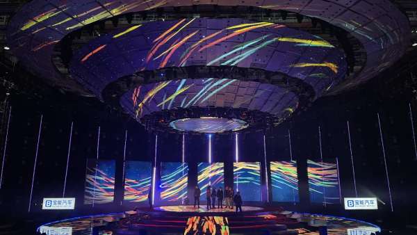 央視這場跨年晚會(huì)活動(dòng)策劃直接造了一艘懸浮在空中的飛碟