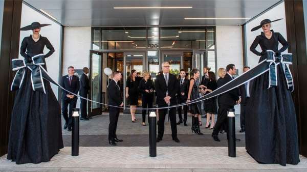 薩克斯第五大道精品百貨店開業(yè)慶典活動策劃的櫥窗表演很創(chuàng)新