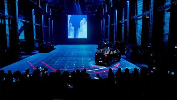 自動(dòng)駕駛出租車發(fā)布會(huì)活動(dòng)策劃充滿了科技感，全新技術(shù)熟練駕馭