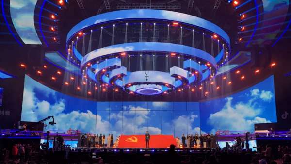 東方衛(wèi)視跨年盛典活動策劃的同心圓舞美看似簡潔，實則大氣磅礴