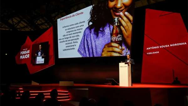 企業(yè)年會(huì)活動(dòng)策劃舞美的背景屏幕競(jìng)設(shè)計(jì)成可移動(dòng)式，有趣