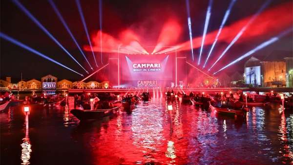 水上電影院活動策劃在整個漂浮的結(jié)構(gòu)上容納了整個舞美設(shè)計，酷