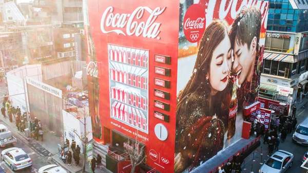 可口可樂紅色巨型販賣機(jī)快閃活動(dòng)策劃大放光彩，體驗(yàn)十足