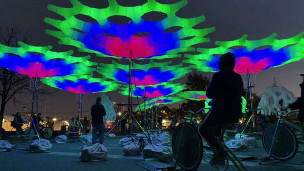 互動(dòng)燈光裝置活動(dòng)策劃的「失落傘」集體改造了霓虹燈色的雕塑樹林