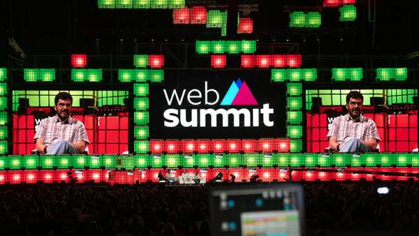 網(wǎng)絡峰會活動策劃的舞美再次刷新全球最佳會議技術，水箱運用亮點多