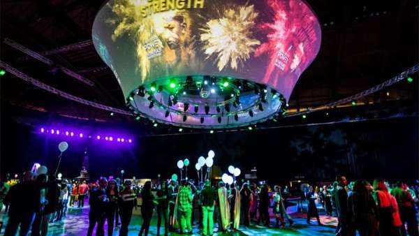 巴黎銀行員工派對活動策劃的360o圓形視頻表演裝置太震撼了