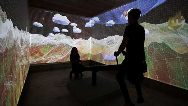 沉浸式互動(dòng)活動(dòng)策劃的投影蹺蹺板讓人有種身臨其境的感覺，酷呆了