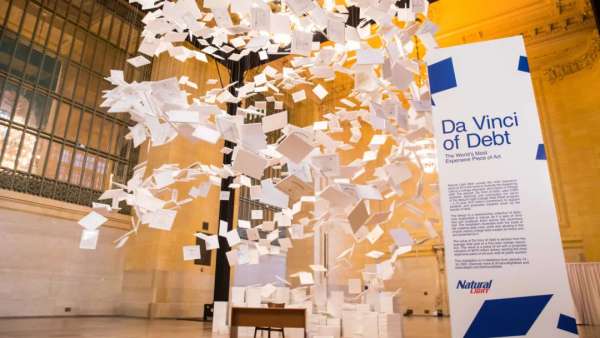 全球最昂貴的藝術(shù)展覽活動(dòng)策劃裝置竟是一張張大學(xué)畢業(yè)證書