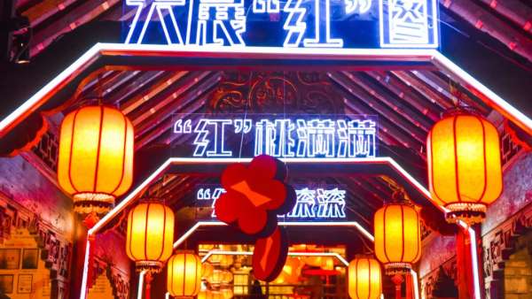 外表酷炫的“紅”運(yùn)樓竟是百威聯(lián)合火鍋店一起干的限時(shí)快閃活動(dòng)策劃，炸！